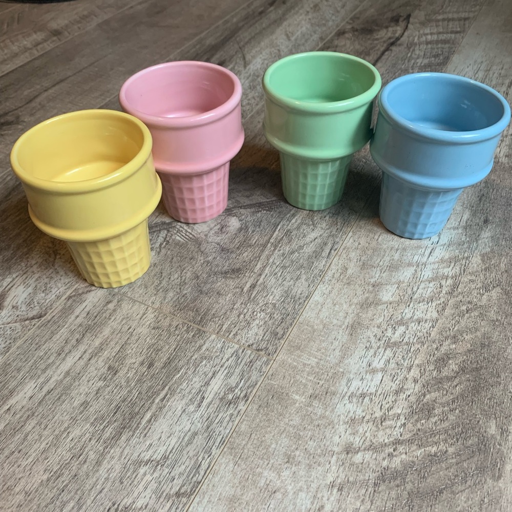 The Monkey and the Peddler Ice Cream Cone Dessert Cups (Set of 4) 2004 Pastel